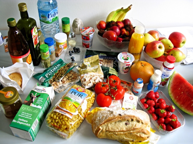 Wir kaufen meist viel mehr, als wir brauchen. Dadurch verschwenden wir jährlich Lebensmittel im Wert von etwa 300 €. (Foto: epSos .de, some rights reserved)